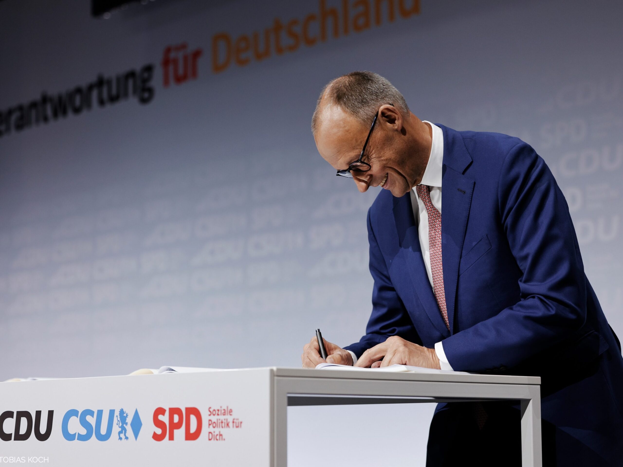 Unterzeichnung des Koalitionsvertrags nach den Koalitionsverhandlungen zwischen CDU, CSU und SPD am 05.05.25 in Berlin.