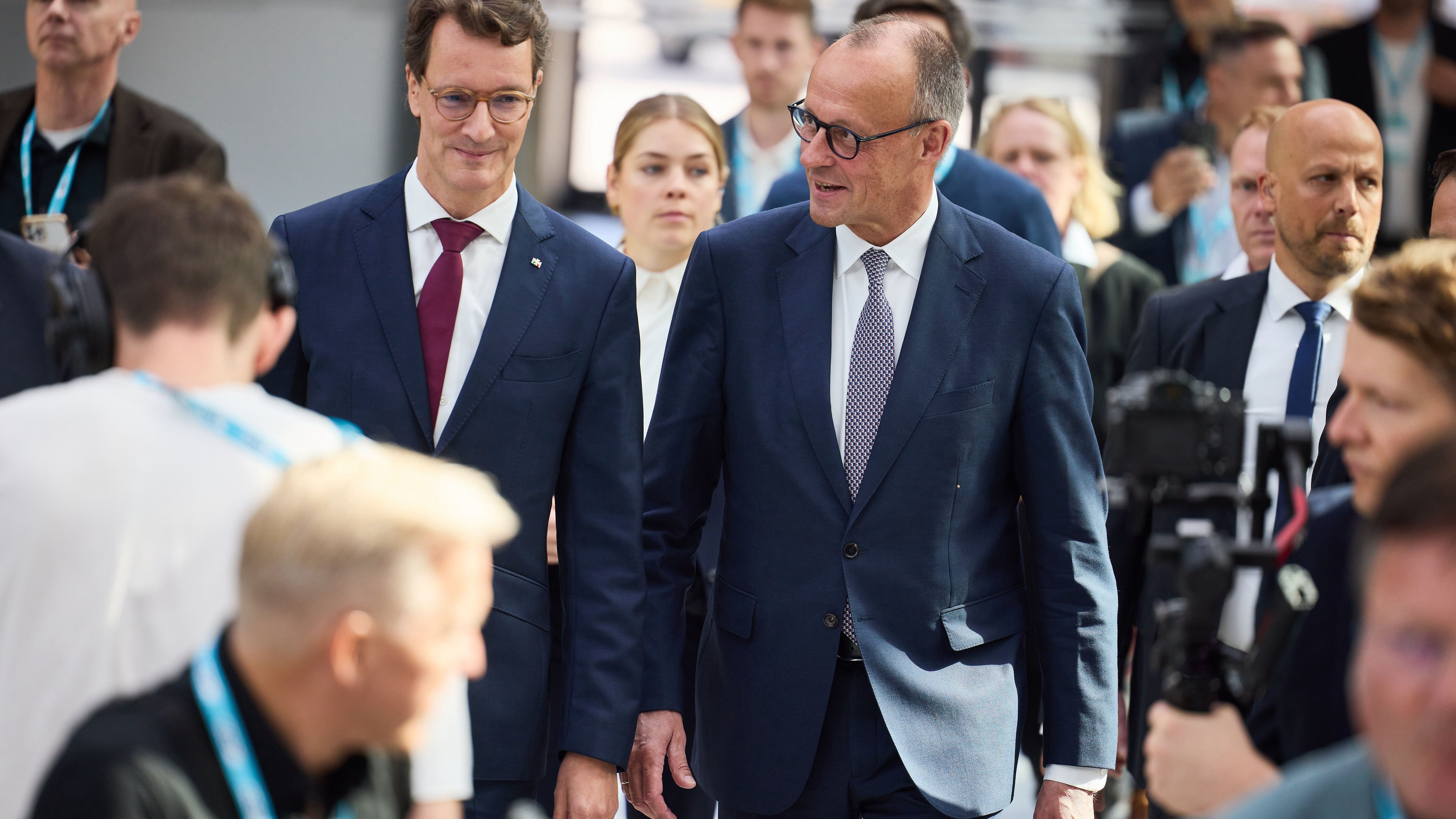 Friedrich Merz zusammen mit dem wiedergewählten Landesvorsitzenden Hendrik Wüst.