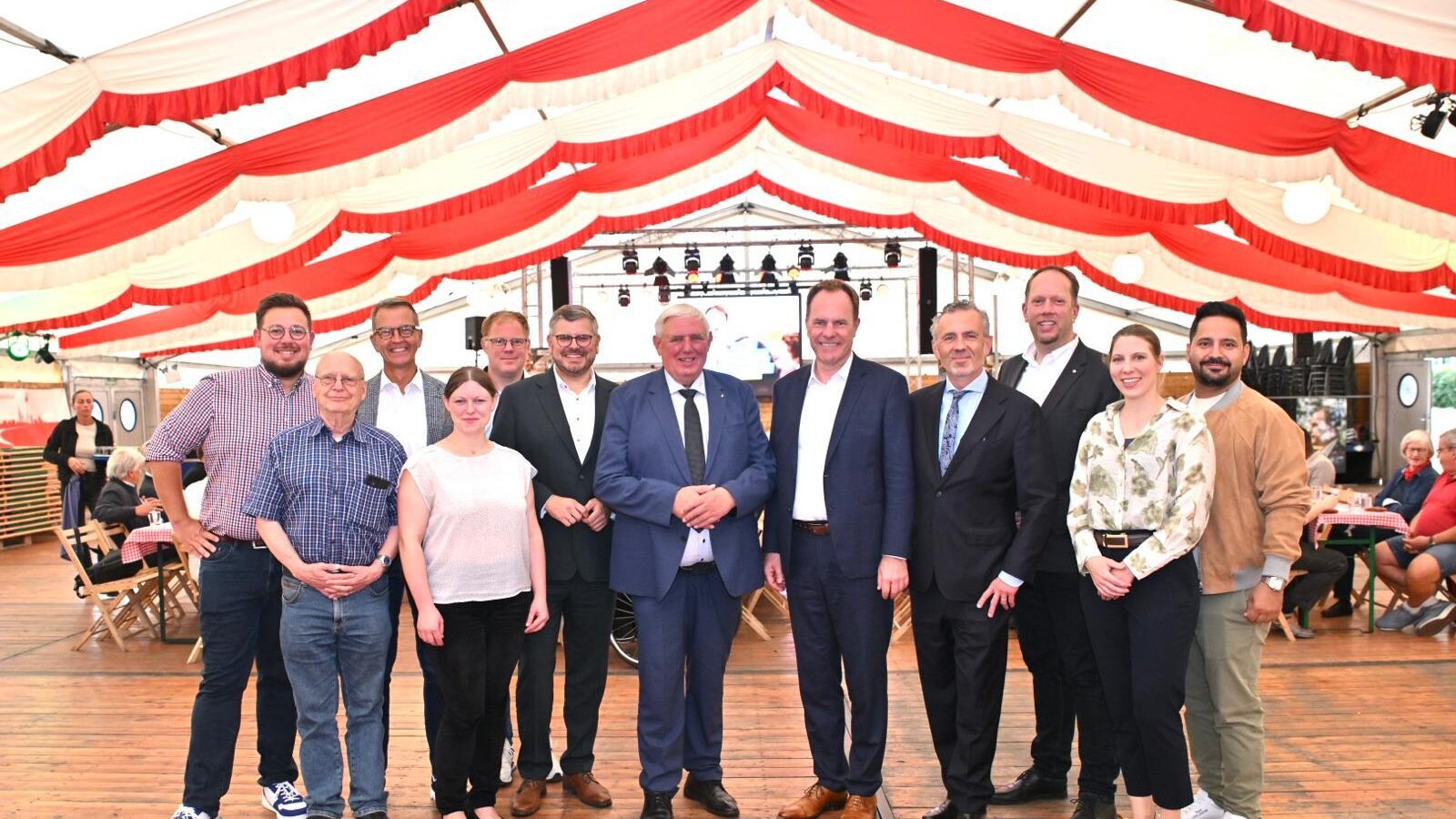 Thomas Jarzombek, parlamentarischer Staatssekretär für Digitales und Staastsmodernisierung im Festzelt in Düsseldorf mit CDU-Politikern