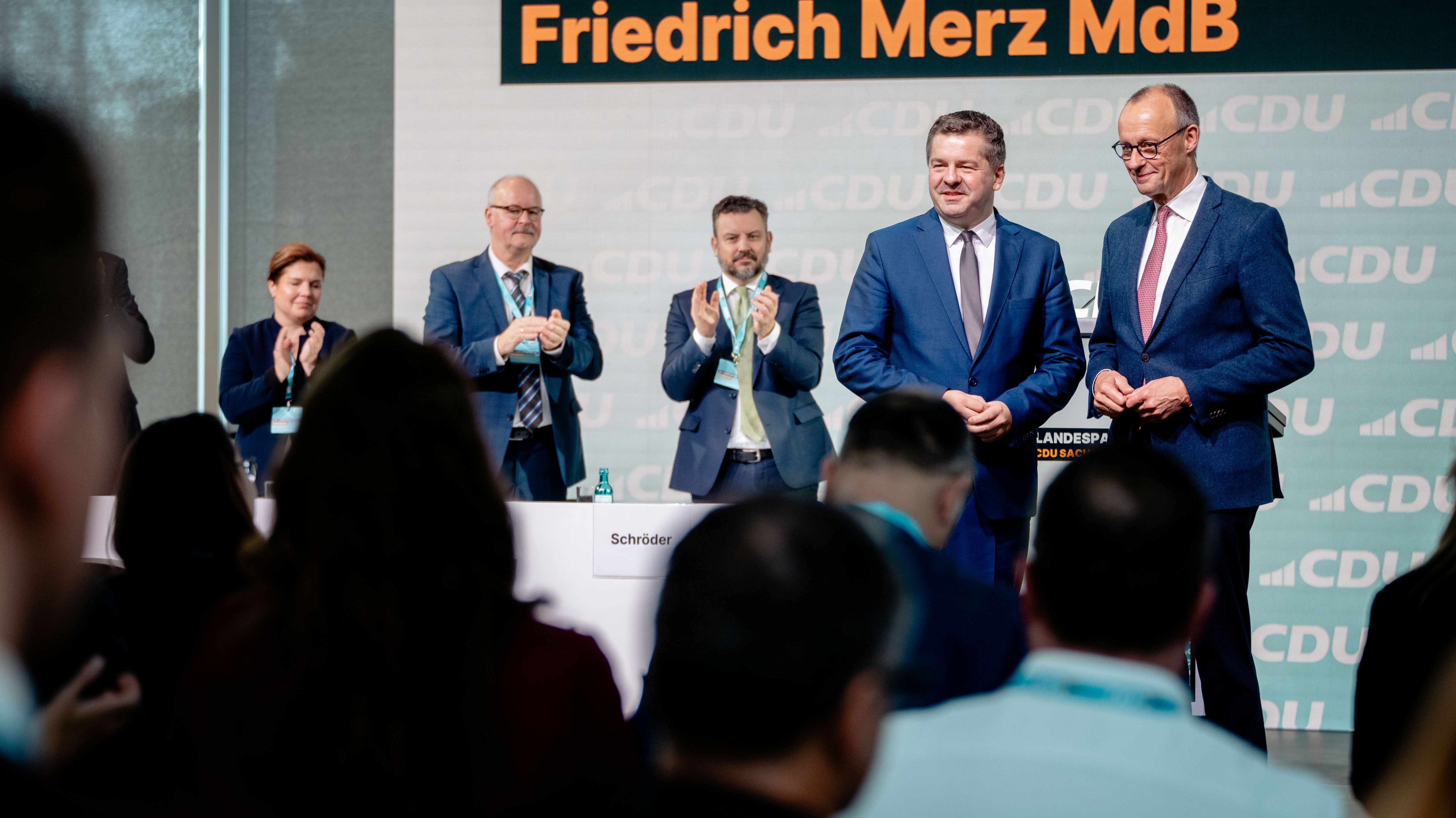 Bundeskanzler Friedrich Merz und der Landesvorsitzende und Spitzenkandidat der CDU Sachsen-Anhalt Sven Schulze