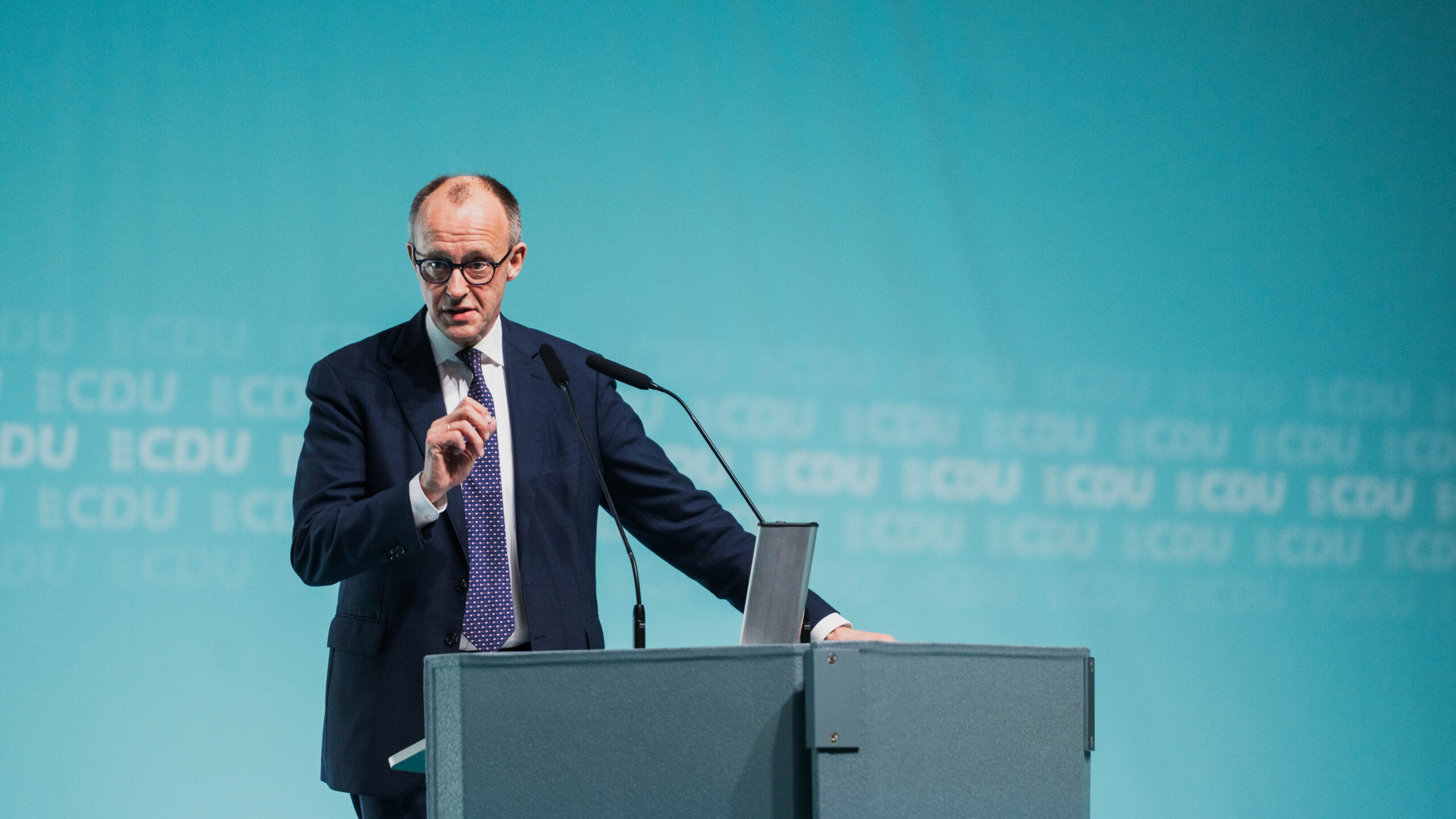 Bundeskanzler Friedrich Merz und Spitzenkandidat Manuel Hagel beim Wahlkampfabschluss in Ravensburg