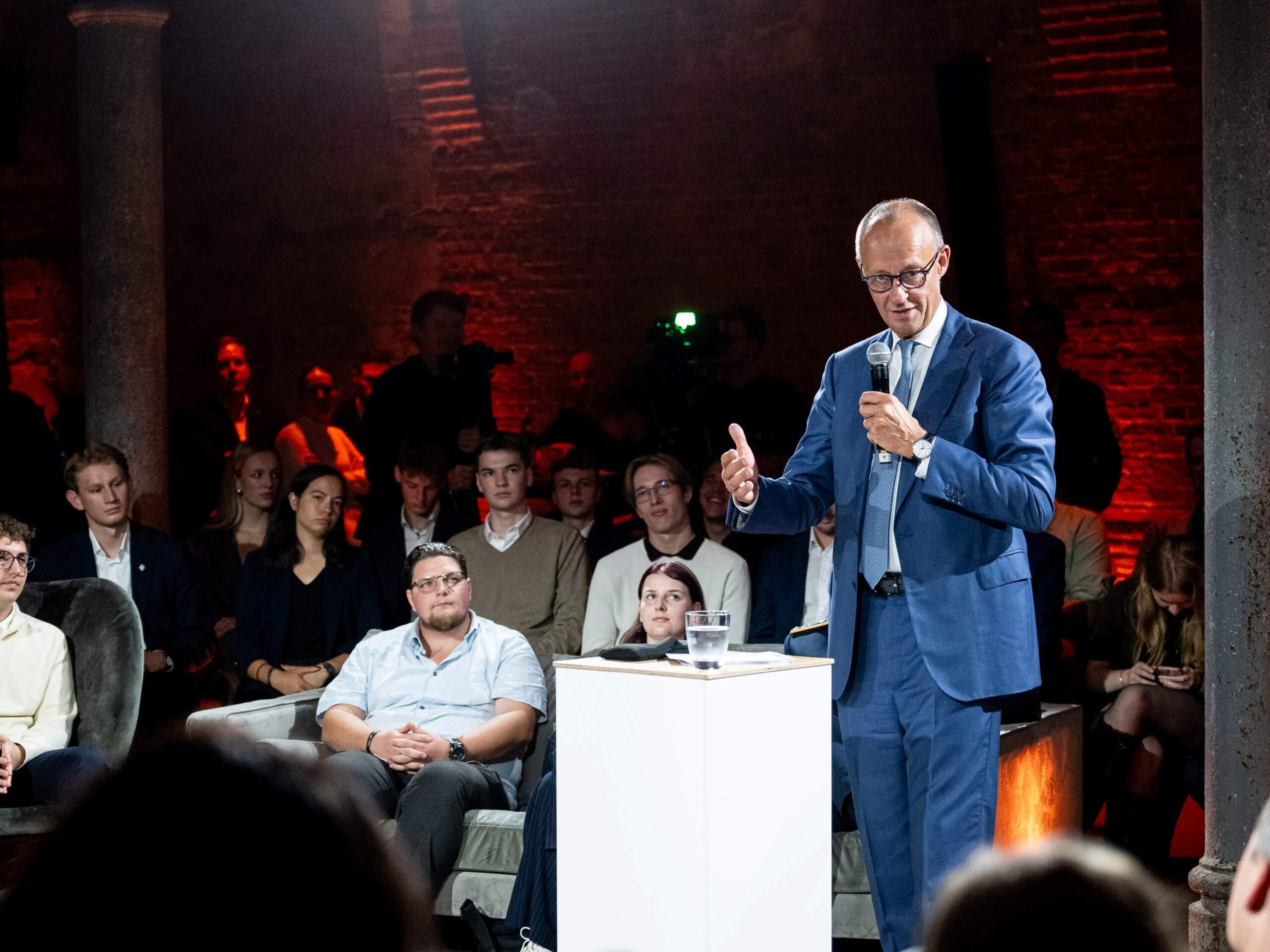Bundeskanzler Friedrich Merz im Gespräch mit jungen Menschen bei der Konrad-Adenauer-Stiftung